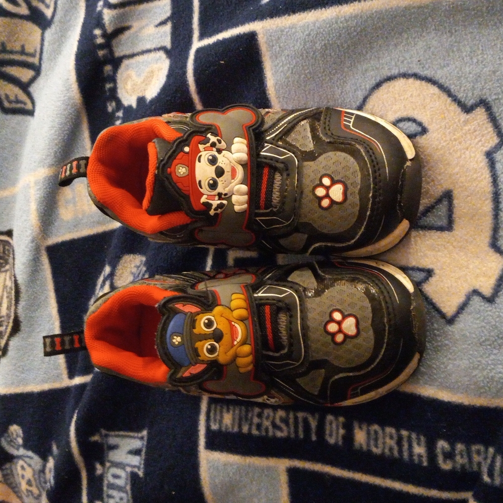 Boys size 7 paw patrol lightup sneakers
